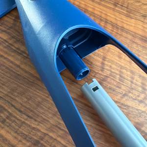 Eine Metallstange wird mit dem Bona-Bodenwischer verbunden.