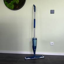 Der Bona-Bodenwischer steht vor einer grünen Wand.