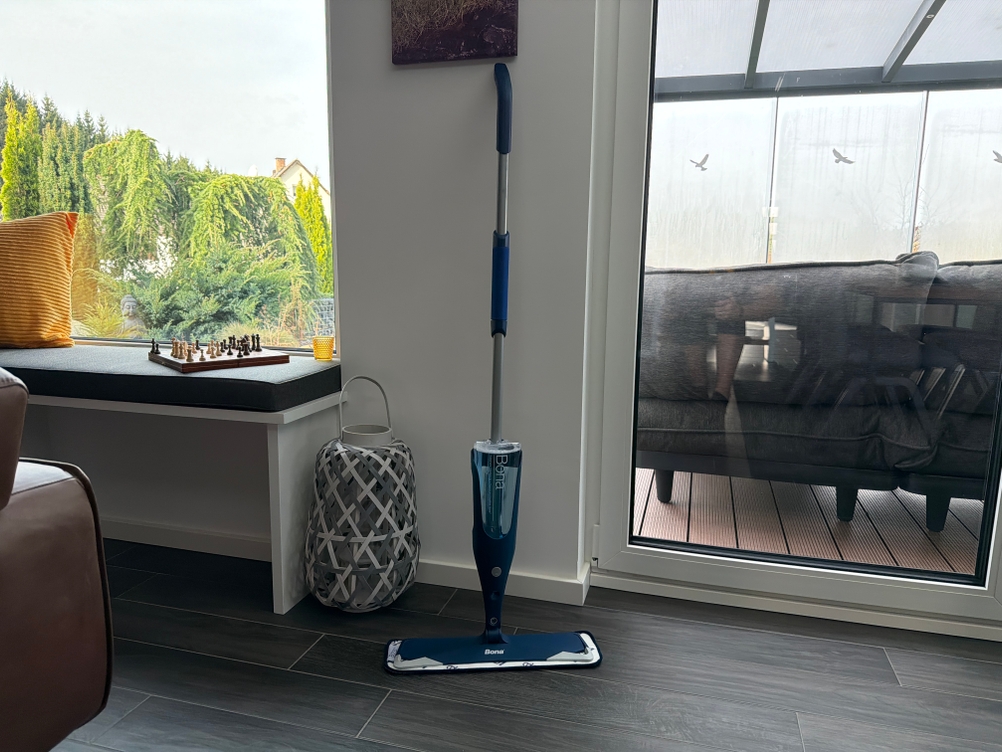 Der Bona-Bodenwischer steht auf einem Fliesenboden.