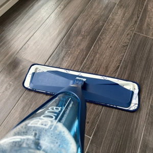 Mit dem Bona-Bodenwischer wird ein Fliesenboden gewischt.