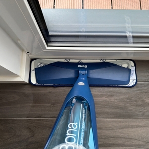 Mit dem Bona-Bodenwischer wird eine Kante gewischt.