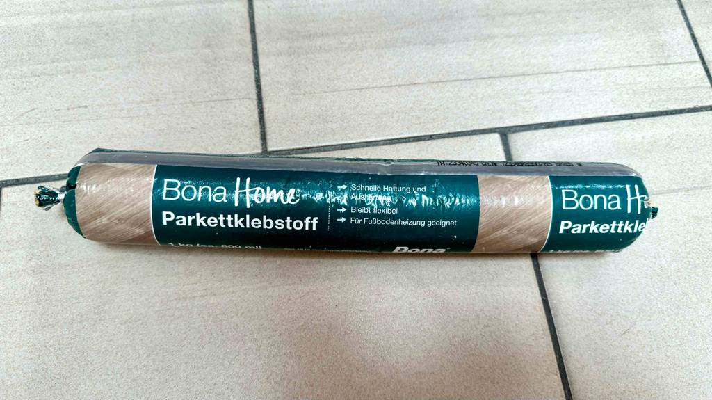 Parkettkleber im Test: Auf der Verpackung stehen Informationen zum Inhalt.