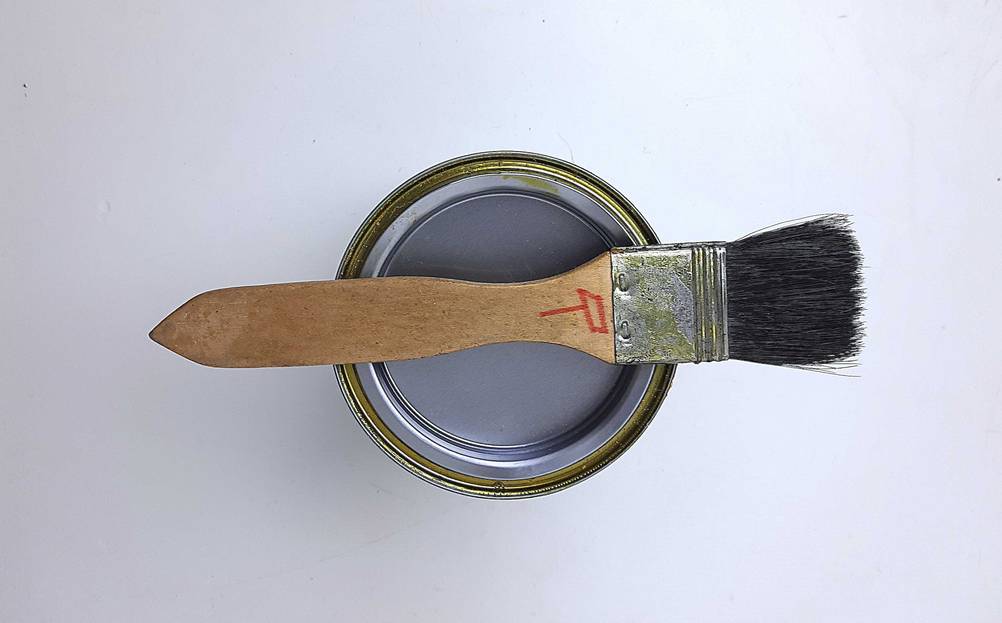 Ein Pinsel liegt auf dem Deckel des getesteten Bondex-Holzöls.