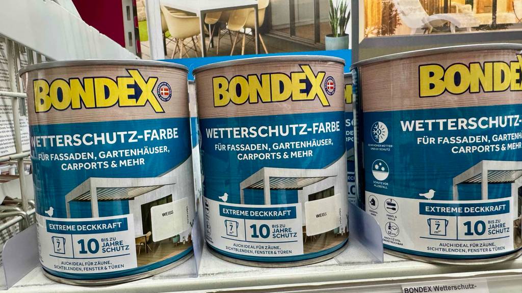 Die weiße Wetterschutzfarbe im Test befindet sich in einer Dose, ausreichend für sieben Quadratmeter, in einem Verkaufsregal.