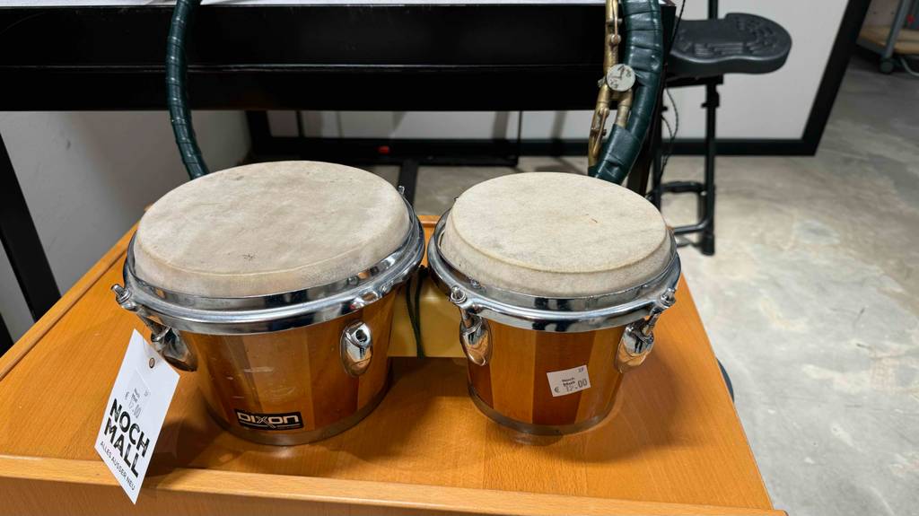 Getestet: Bongos von schräg oben auf einer Holzfläche.