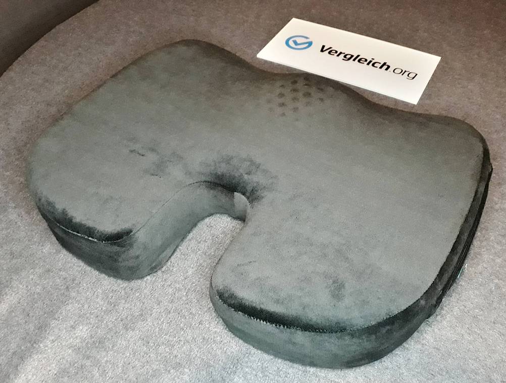 Orthopädisches Sitzkissen im Test: Ein orthopädisches Sitzkissen liegt auf einer grauen Oberfläche.