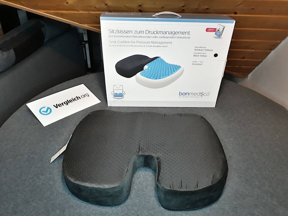 Orthopädisches Sitzkissen im Test: Ein orthopädisches Sitzkissen liegt vor der Umverpackung.