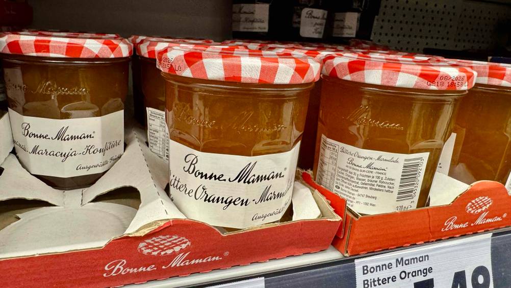 Mehrere Gläser der Bonne-Maman-Marmelade im Test in einem Verkaufsregal mit Preisschild.
