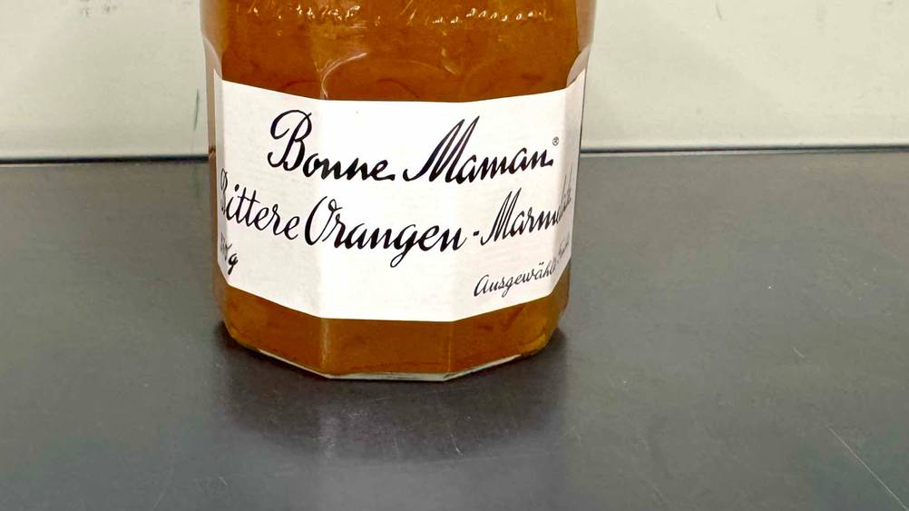 Bonne-Maman-Marmelade im Test: Nahaufnahme des Labels des Glases.