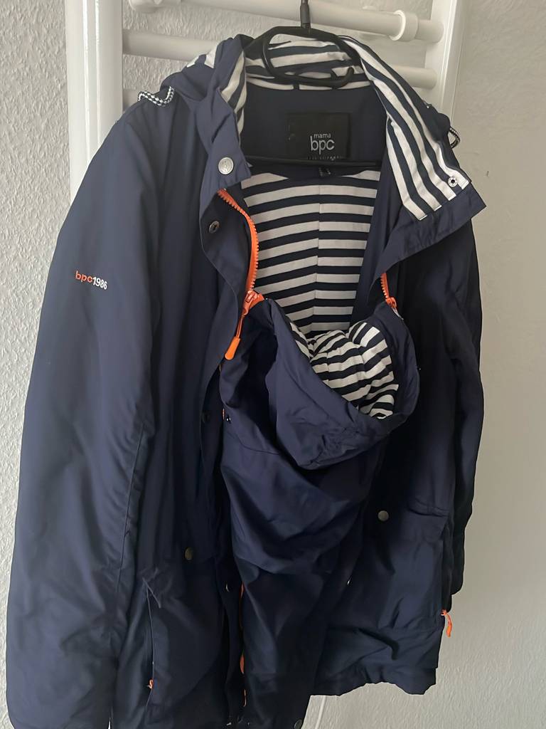 Im Test: eine Damen-Tragejacke mit Babyeinsatz in Blau inklusive weiß-blau gestreiftem Innenfutter im Detail.