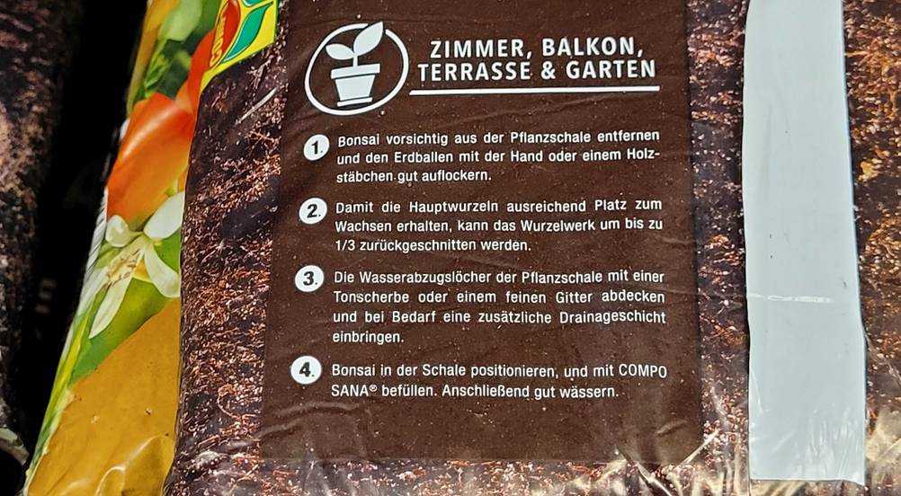 Getestet: Nahaufnahme der Verpackung der getesteten Bonsaierde mit Informationen zur Verwendung.