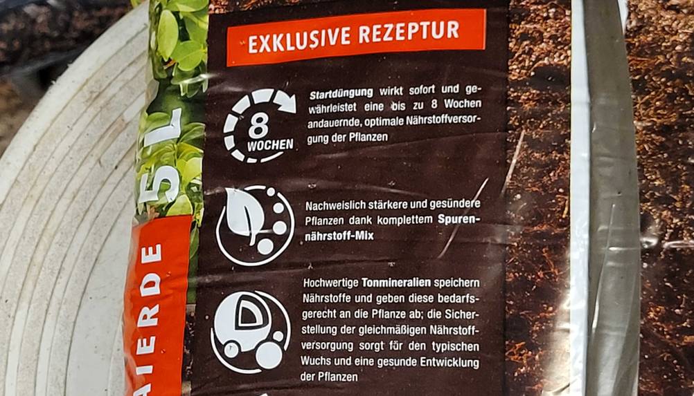 Bonsaierde im Test: Nahaufnahme der Infromationen mit Infografiken auf der Vorderseite der Packung.
