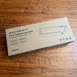 Der Karton vom Bonsen L3103 steht auf einem Tisch