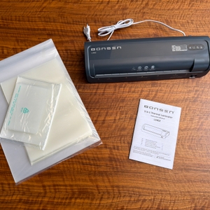 Der Lieferumfang vom Bonsen L3103 liegt auf einem Tisch