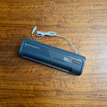 Das Bonsen L3103 steht auf einem Holztisch