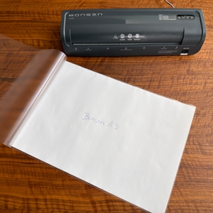 Ein Blatt liegt in einer Folie vom Bonsen L3103