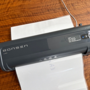 Ein Blatt wird mit dem Bonsen L3103 laminiert