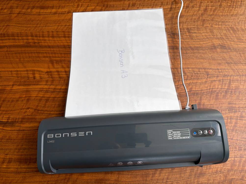 Ein Blatt liegt nach dem Laminieren am Bonsen L3103