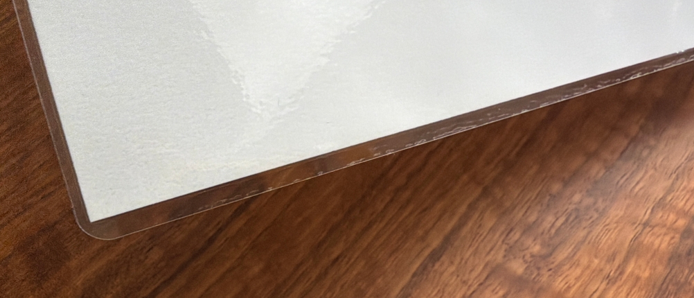 Eine Kante an einem laminierten Blatt aus dem Bonsen L3103