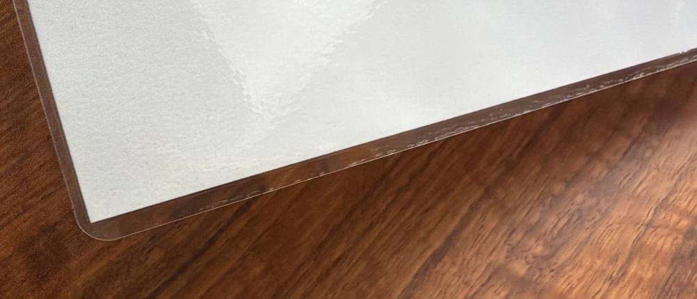 Eine Kante an einem laminierten Blatt aus dem Bonsen L3103