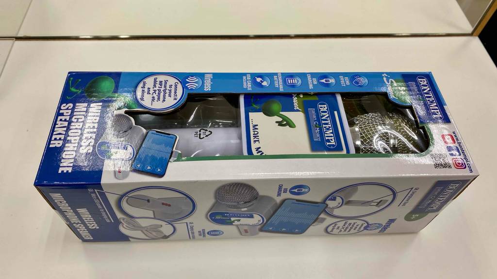 Nahaufnahme mit Ansicht auf zwei Seiten inklusive Produkt- und Anwendungsbeschreibung einer weiß-blauen Verpackung mit einem Bontempi Wireless Kinder-Mikrofon im Test.