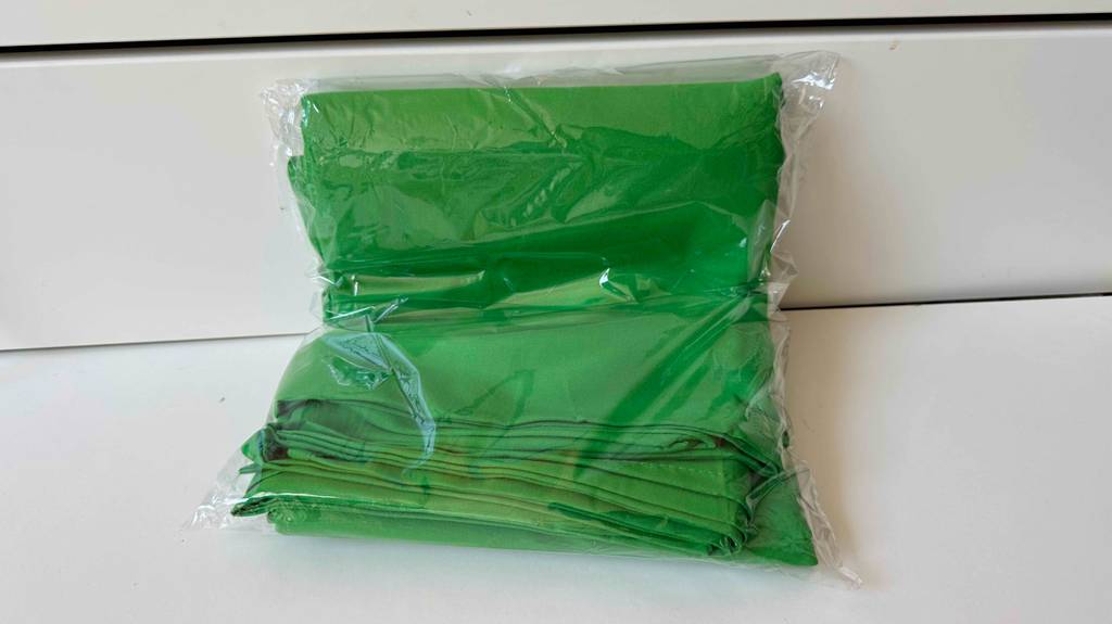 Ein Green Screen ist zum Testen in Plastikfolie verpackt.