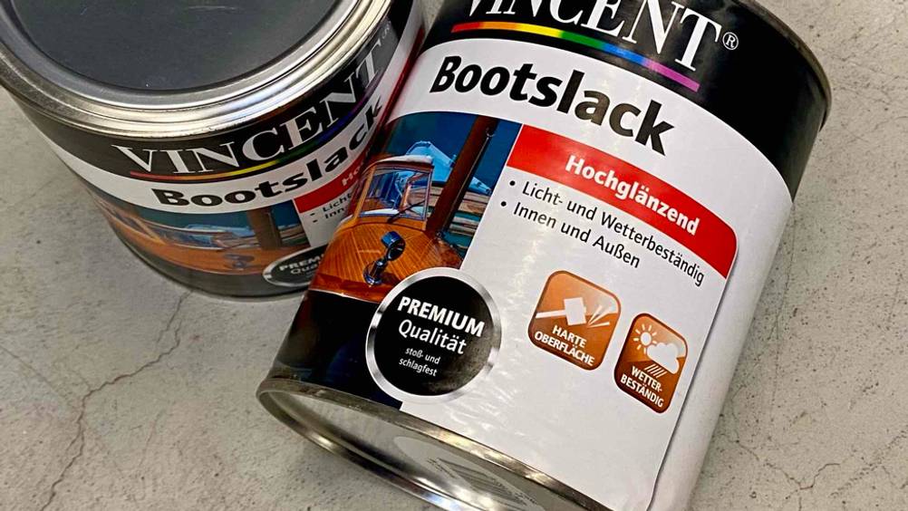 Nahaufnahme des Labels auf der Vorderseite der Dose des getesteten Bootslacks.