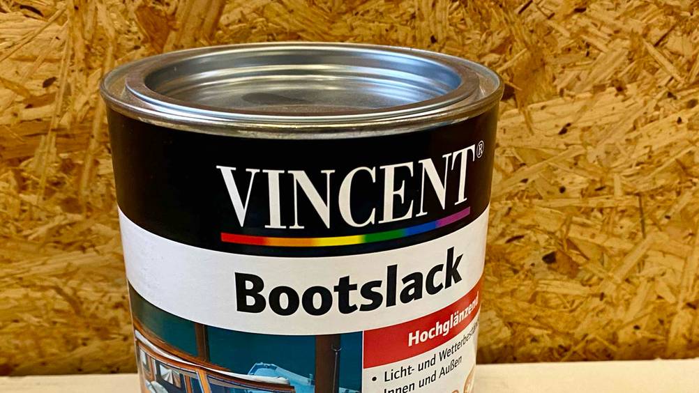 Bootslack getestet: Nahaufnahme des Logos und der Artikelbezeichnung auf der Vorderseite der Dose.