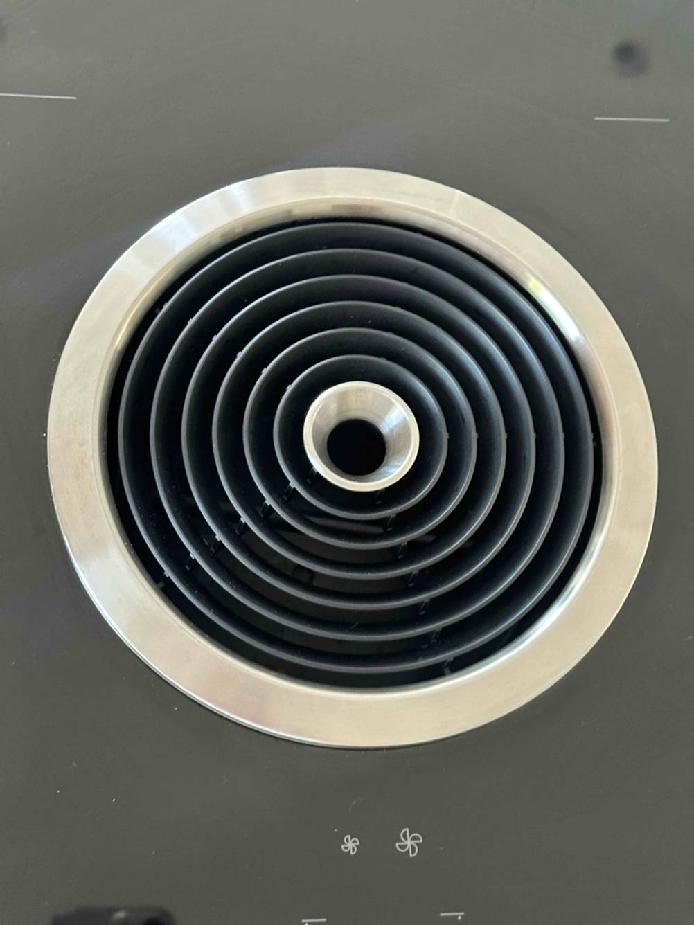 Induktionskochfeld 90 cm im Test: Detailansicht einer Kochplatte.