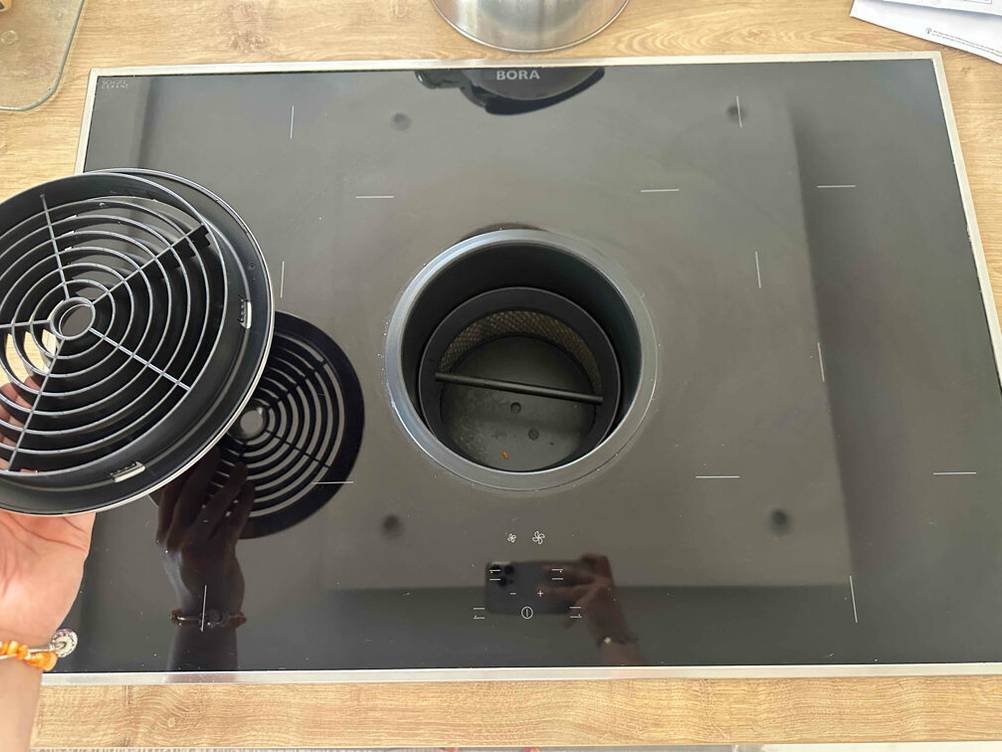Blick auf eine geöffnete Kochplatte eines getesteten Induktionskochfelds 90 cm.