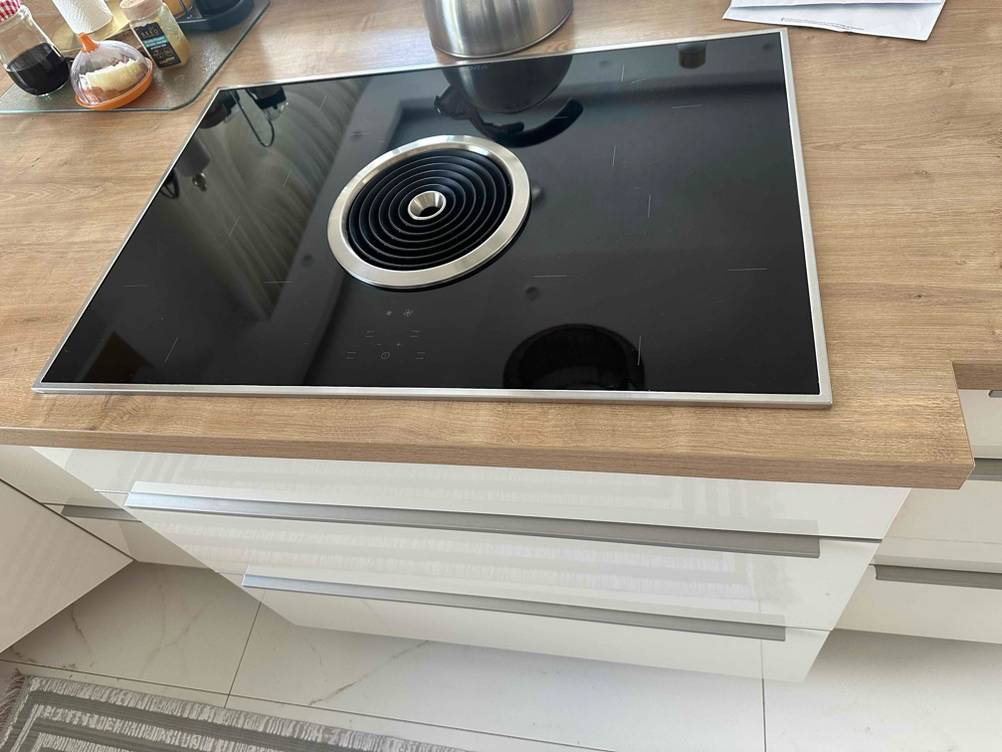 Im Test: Ein Induktionskochfeld mit 90 cm ist in eine helle Arbeitsplatte eingebaut.