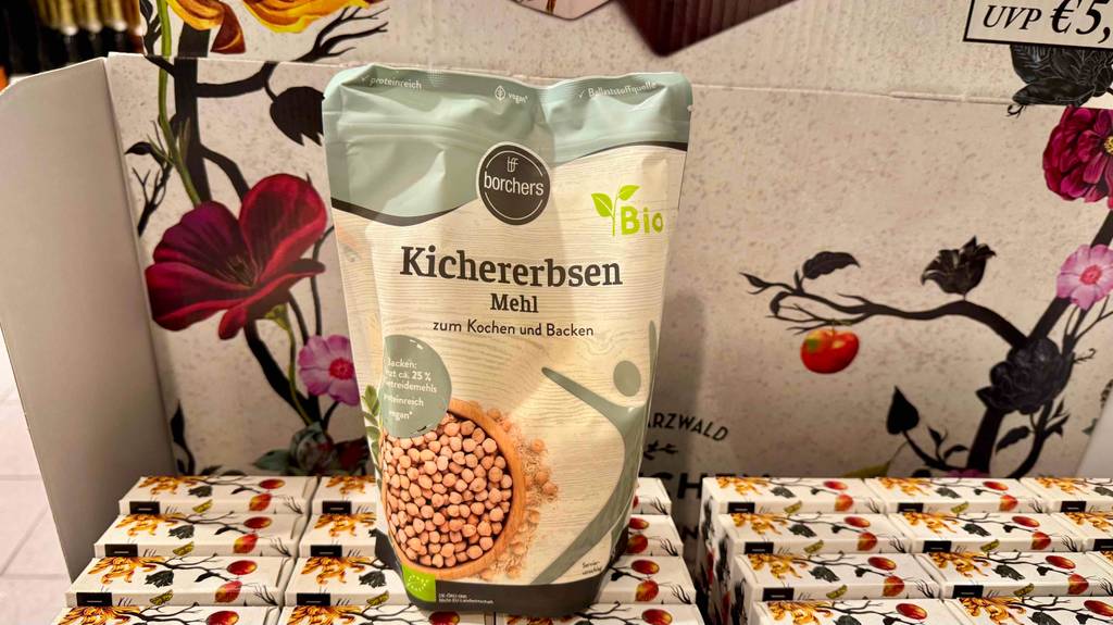 Im Test: Kichererbsenmehl in der wiederverschließbaren Verpackung steht auf Lebensmittelkartons.