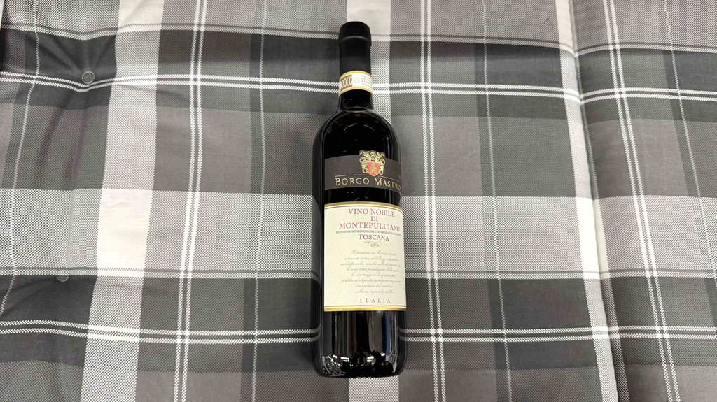 Montepulciano-Wein-Test: Eine Flasche liegt auf einer schwarz-weiß-karierten Decke.