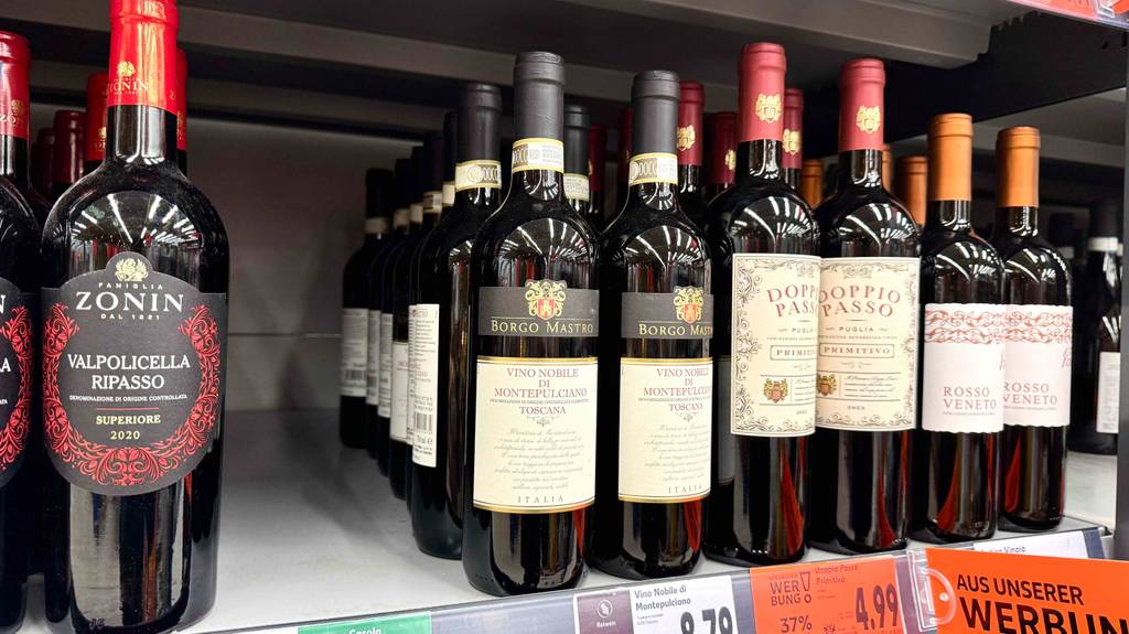 Montepulciano-Wein im Test: Mehrere Flaschen stehen zwischen anderen Sorten in einem Verkaufsregal.