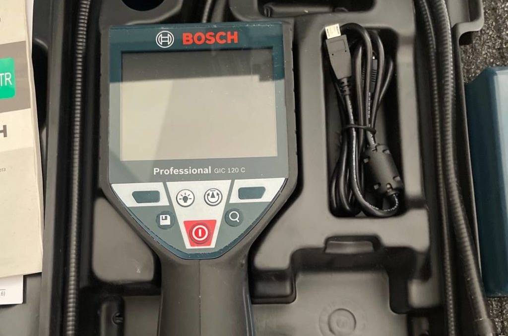 Getestete Endoskop-Kamera 601241201 von Bosch befindet sich inklusive flexibler Kamera und Anschluss-Kabel in einer schwarzen Aufbewahrungsschale.