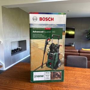 Der Karton des Bosch AdvancedAquatak 140 steht auf einem Tisch