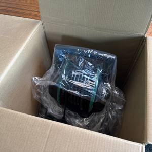 Der Bosch AdvancedAquatak 140 steht in seinem Karton