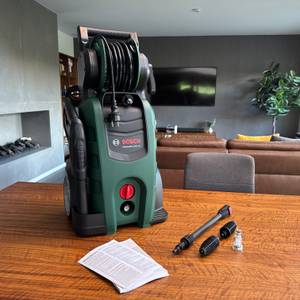 Der Lieferumfang des Bosch AdvancedAquatak 140 steht auf einem Tisch