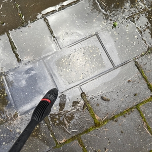 Mit dem Bosch AdvancedAquatak 140 wurde gepflasterter Boden gereinigt