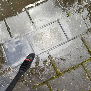 Mit dem Bosch AdvancedAquatak 140 wurde gepflasterter Boden gereinigt