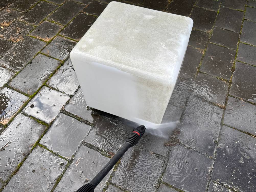 Ein Leuchtwürfel wird mit dem Bosch AdvancedAquatak 140 gereinigt