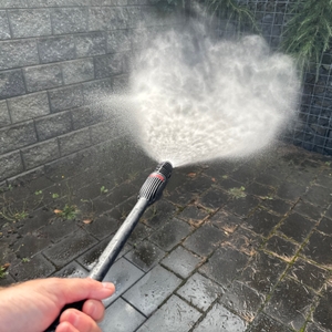 Ein breiter Nebelstrahl kommt aus dem Bosch AdvancedAquatak 140