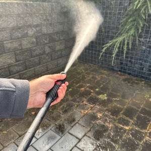 Ein Nebelstrahl kommt aus dem Bosch AdvancedAquatak 140