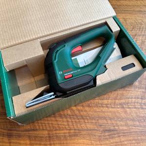 Der geöffnete Karton der Bosch AdvancedShear 18V-10 von oben.