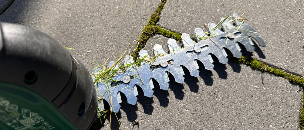 Grasreste befinden sich nach der Benutzung am Messer der Bosch AdvancedShear 18V-10.