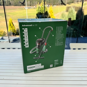 Der Karton des Bosch AdvancedVac 20 steht auf einem Tisch