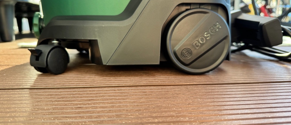 Die Rollen des Bosch AdvancedVac 20 von der Seite