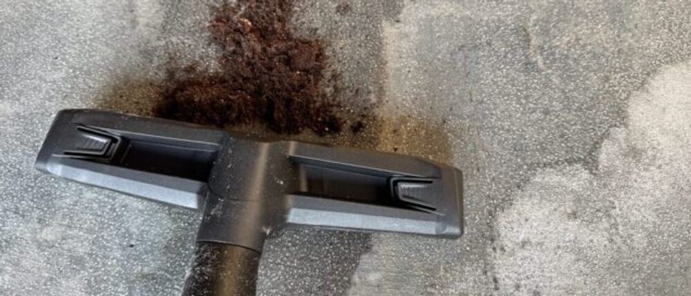 Die Bodendüse des Bosch AdvancedVac 20 beim Aufsaugen von Erde