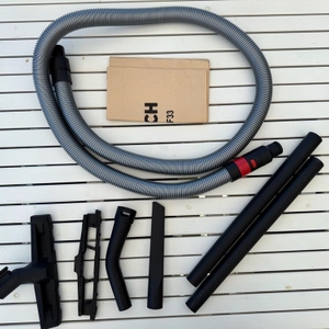 Das Zubehör des Bosch AdvancedVac 20 liegt auf einem Tisch