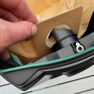 Eine Hand befestigt den Staubsaugerbeutel des Bosch AdvancedVac 20